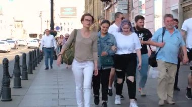 Summer City caddesinde çok ırklı insanlar yürüyor. Kalabalık yaklaşsın. Şehir sakinleri ve turistler. 4K görüntü. St. Petersburg 18Ağustos 2019