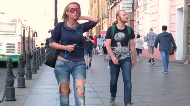 Oamenii multietnici merg pe strada orașului de vară. Mulțimea aproape. Localnicii și turiștii. Imagini 4k. St.Petersburg 18aug2019 — Videoclip de stoc