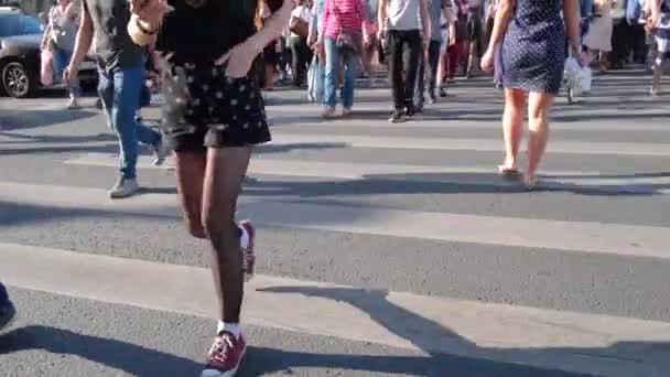 Ноги людей, идущих по дороге на перекрестке на летней городской улице. Неузнаваемая толпа закрывается. жители города и туристы. 4k — стоковое видео