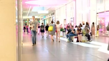 Modern alışveriş merkezinde yürüyen insanlar. Yaz günü. Neon ışıkları. Galeri merkezi. St. Petersburg Rusya 18Ağustos 2019