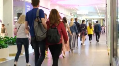 Modern alışveriş merkezinde yürüyen insanlar. Yaz günü. Neon ışıkları. Galeri merkezi. St. Petersburg Rusya 18Ağustos 2019