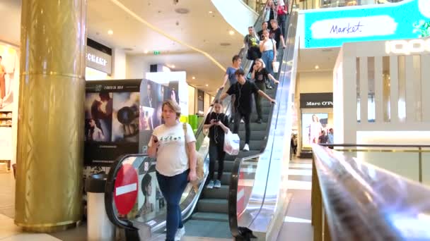 Personas en movimiento en escaleras mecánicas en el moderno centro comercial. Día de verano. Centro de galería. San Petersburgo Rusia 18aug2019 — Vídeos de Stock