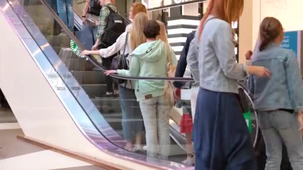 Люди движутся в эскалаторах в современном торговом центре. Летний день города. Центр галереи. Санкт-Петербург Россия 18августа 2019 года — стоковое видео
