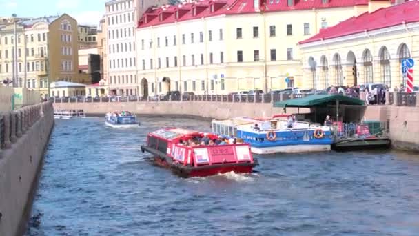 Пассажирское судно плавает в летний день на реке Фонтанке по каналу в центре Санкт-Петербурга. Туризм . — стоковое видео