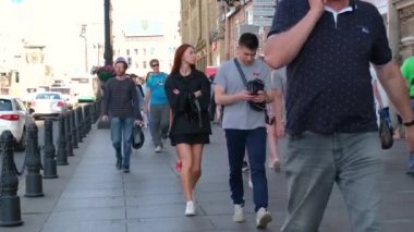 Summer City caddesinde çok ırklı insanlar yürüyor. Kalabalık yaklaşsın. Şehir sakinleri ve turistler. 4K görüntü. St. Petersburg 18Ağustos 2019