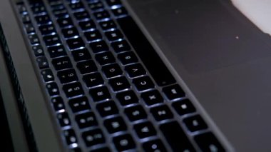 Küçük çocuğun elleri dizüstü bilgisayarın düğmelerine basıyor. Dijital eğitimler. Bilgisayar teknolojisi, sosyal medya ve internet. 4k görüntü