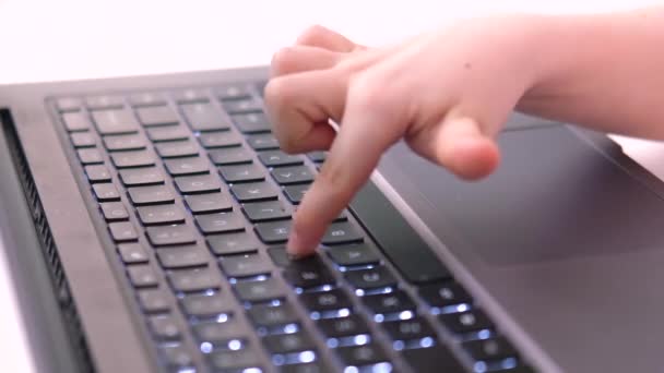 ノートパソコンのボタンに小さな子供のプレス指の手。デジタル教育。コンピュータ技術、ソーシャルメディア、インターネット。4k映像 — ストック動画