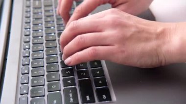 Klavye dizüstü bilgisayarında yazı yazan kadın ellerinin yakın çekimi. Düğmelere bas. Mesaj atıyorum. Bilgisayar teknolojisi, sosyal medya ve internet. 4k görüntü
