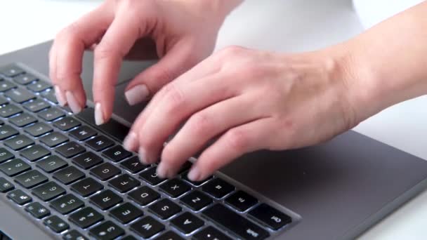 Primer plano de las manos femeninas escribiendo en el ordenador portátil del teclado. presionar los dedos en los botones. Mensajes. Tecnología informática, redes sociales e Internet. Imágenes de 4k — Vídeos de Stock