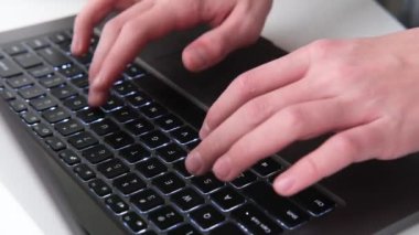 Klavye dizüstü bilgisayarında daktilo eden genç erkeklerin yakın çekimi. Düğmelere bas. Mesaj atıyorum. Bilgisayar teknolojisi, sosyal medya ve internet. 4k görüntü