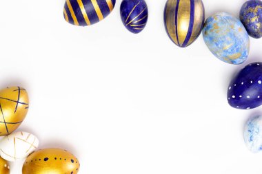 Mutlu Paskalyalar. Paskalya yumurtalarından yapılmış metin çerçevesi modaya uygun renkli klasik mavi, beyaz ve beyaz üzerine altın rengi. Asgari biçim, üst görünüm, düz görünüm, kopyalama alanı.