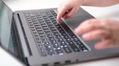 Küçük bir çocuğun klavye dizüstü bilgisayarında daktilo kullanması. Düğmelerdeki parmağa bas. Dijital eğitimler. Bilgisayar teknolojisi, sosyal medya ve internet. 4k görüntü