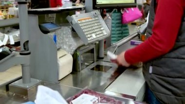 Kasiyerin elleri süpermarketin kasasında mal ödüyor. İnsanlar ileride kullanmak için ürün satın alıyor. Coronavirüs salgını. Karantinaya alın. 14 mar 2020 St. Petersburd Rusya