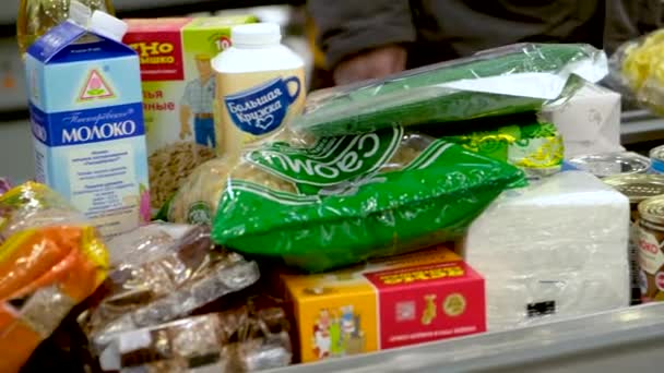 Veel producten op de kassa winkel in de supermarkt. Mensen kopen goederen voorgoed. Coronavirusepidemie. Quarantaine. 14 mrt 2020 Sint-Petersburg Rusland — Stockvideo