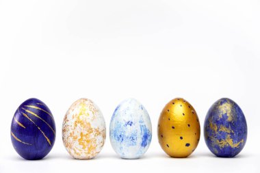 Mutlu Paskalyalar. Beş Paskalya yumurtası modaya uygun renkli klasik mavi, beyaz ve mavi üzerine altın rengi. Asgari biçim, üst görünüm, düz görünüm, metin için kopyalama alanı