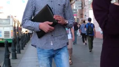 Summer City caddesinde çok ırklı insanlar yürüyor. Kalabalık yaklaşsın. Şehir sakinleri ve turistler. 4K görüntü. St. Petersburg 18Ağustos 2019