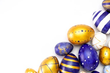 Mutlu Paskalyalar. Paskalya yumurtalarından yapılmış metin çerçevesi modaya uygun renkli klasik mavi, beyaz ve beyaz üzerine altın rengi. Asgari biçim, üst görünüm, düz görünüm, kopyalama alanı.
