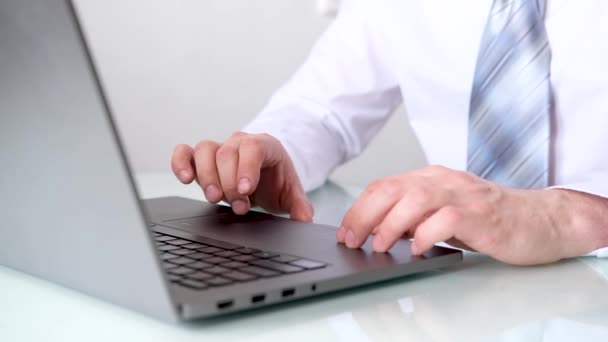 Chiudi le mani dell'uomo digitando sul computer portatile della tastiera. Uomo in ufficio veste camicia bianca e cravatta. Messaggi. Tecnologia informatica, Internet. Lavorare a casa da remoto. Quarantena. 4k — Video Stock