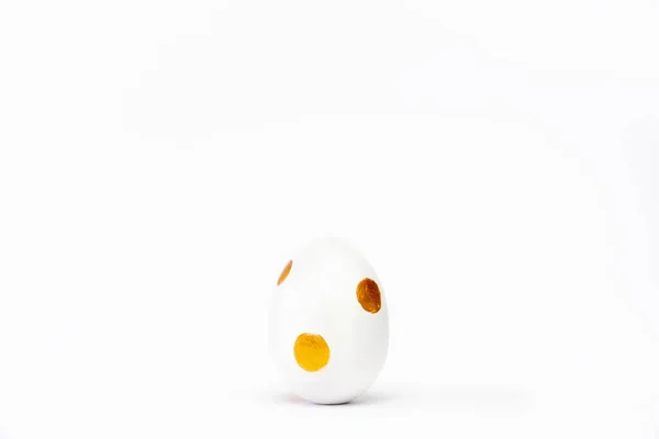 Minimální velikonoční karta. Jedno velikonoční trendy zlaté zdobené vejce na bílém pozadí. Kopírovat prostor pro text — Stock fotografie