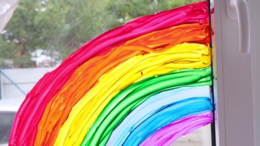 4 bin. Evde Covid-19 karantinası sırasında pencerede geniş gökkuşağı desenleri vardı. Coronavirus önleme kampanyası için sosyal medya kampanyasında kalalım. Hepimiz iyi olalım, umut edelim. Gökkuşağını kovala