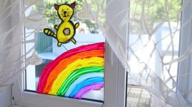 4 bin. Covid-19 karantinası sırasında pencereye gökkuşağı ve kedi çizen çocuklar. Evde kalıp koronavirüs önleme, hepimiz iyi olalım, umarım. Gökkuşağını kovala