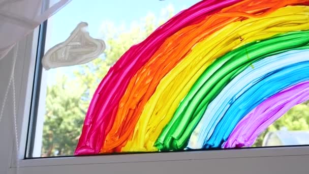 4K. grande padrão de arco-íris na janela durante a quarentena de Covid-19 em casa. Fique em casa campanha de mídia social para prevenção de coronavírus, vamos todos ficar bem, esperança. Perseguir o arco-íris — Vídeo de Stock