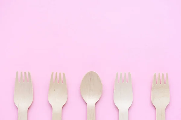 Eco friendly disposable kitchenware utensils on pink background. wooden forks and spoons. ecology, zero waste concept. top view. flat lay. copyspace — Stock Photo, Image