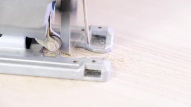 4 bin. Testereyle yakın plan çekimde çalışıyorum. Marangoz elektrikli testereyle odun kesiyor. Mutfakta elektrikli testereyle, kalın ahşap bir tezgahla daire şeklinde gördüm. uçan talaş.