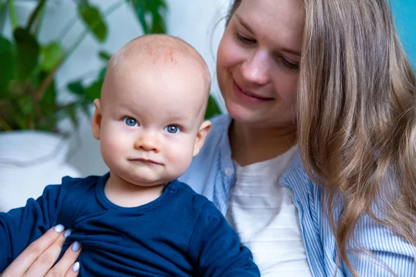 Feliz bebé. Pequeno bebê branco branco gordinha gordinha mais bonito olhando e sorrindo para a câmera nas mãos da mãe. Vida familiar, mães amam, maternidade — Fotografia de Stock