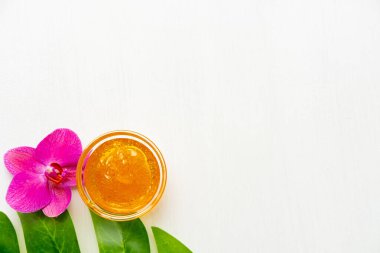 Tahta spatula çubuklarıyla saç kesimi için ballı ya da şekerli bal. çiçek arkaplanı - tüy dökücü ve güzellik konsepti. kopyala