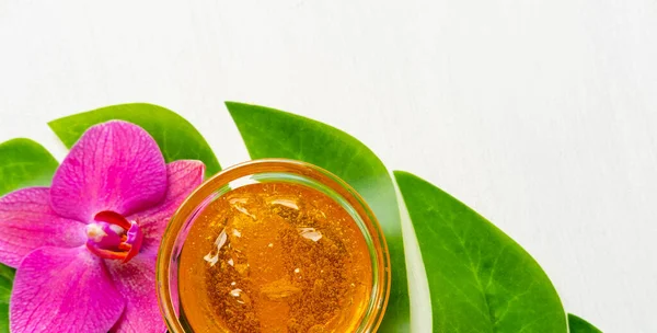 Pasta de azúcar bandera o miel de cera para eliminar el cabello con palos de espátula de cera de madera. fondo de flores - depilación y concepto de belleza —  Fotos de Stock