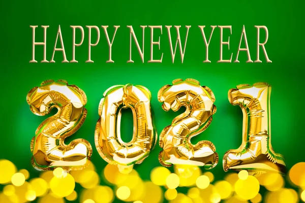 Happy New year 2021 celebration. Gold foil balloons numeral 2021 and festive bokeh lights on green background. Flat lay — Stock Photo, Image