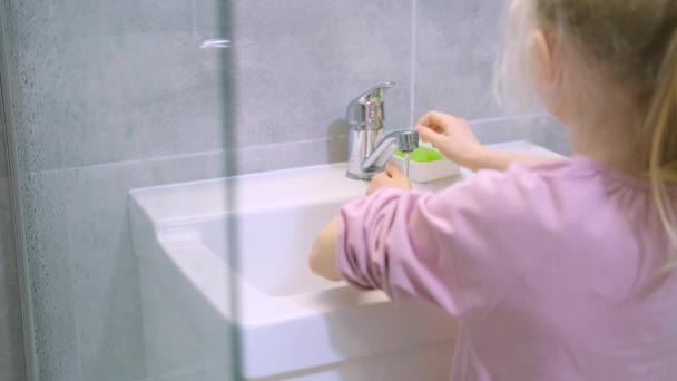 Kind blond meisje wassen handen met groene zeep in moderne badkamer. Reiniging, hygiëne en preventie. 4k-beelden — Stockvideo