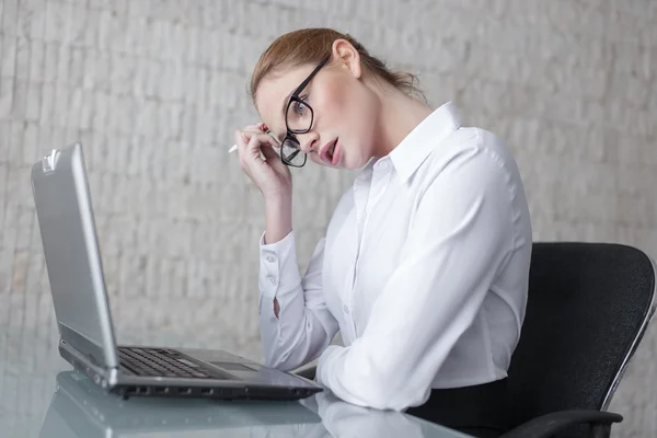 Blonde Finanzanalystin sorgt sich um Ergebnisse — Stockfoto