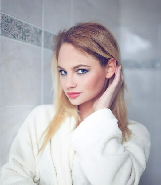 Сексуальная голубоглазая женщина утром в ванной комнате — стоковое фото