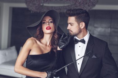 Zengin adamla oynamak kamçı ile seksi dominatrix