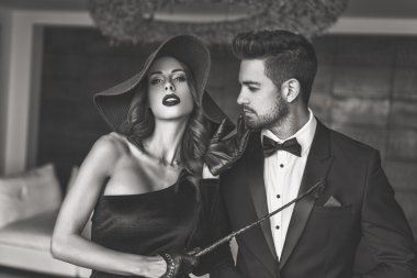 Zengin adamla oynamak kamçı ile seksi dominatrix