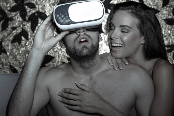 Joven emocionado hombre en VR gafas con novia juego previo —  Fotos de Stock
