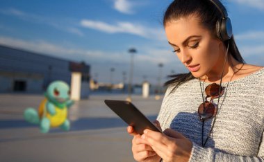 Genç kadın oyun pokemon tablete git