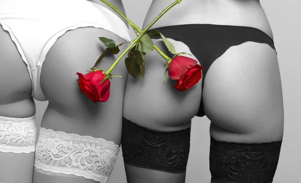 Σέξι γυναίκες γαϊδούρια με επιλεκτικές χρωματισμό τριαντάφυλλα — Φωτογραφία Αρχείου