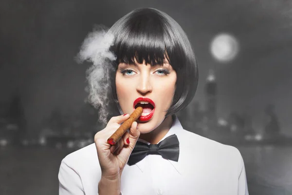 Sexy mafiosi woman boss smoke with cigar — Stock Photo, Image