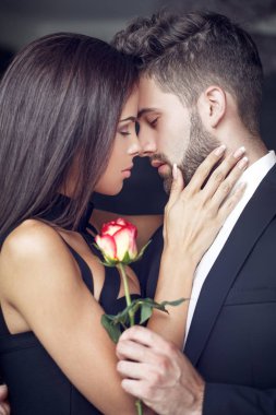 Genç adam sevgilisine kapalı gül vermek
