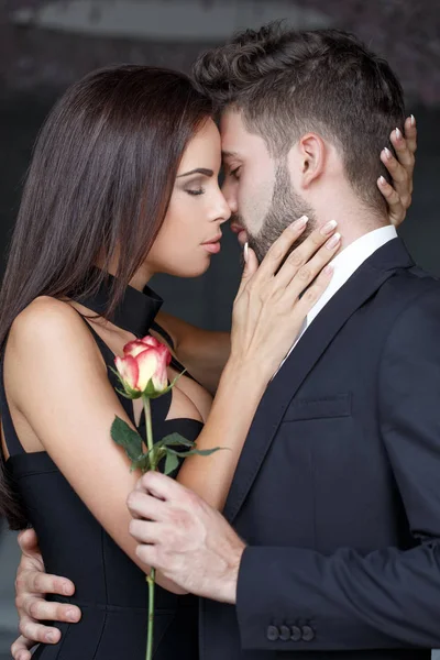 Jeune homme donner rose à l'amant intérieur premier baiser — Photo