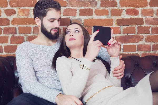 Jovem casal leitura tablet e compartilhar a opinião — Fotografia de Stock