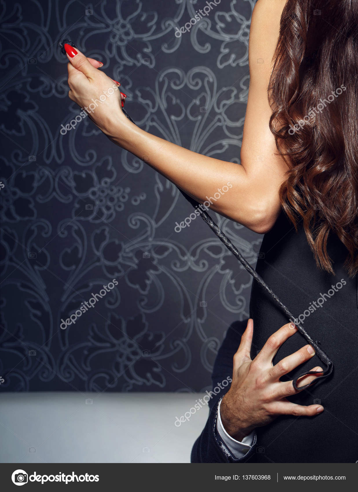 Rico hombre de negocios agarre mujer culo en la noche: fotografía de stock  © sakkmesterke #137603968 | Depositphotos