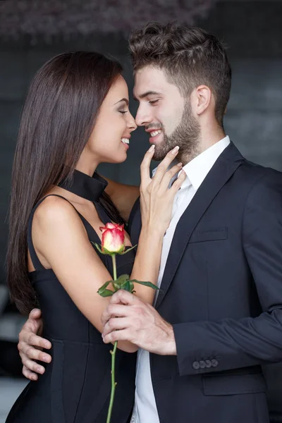 Junger Mann schenkt Frau am Valentinstag Rose — Stockfoto