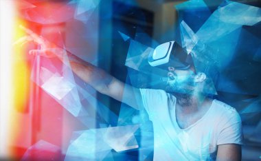 Sanal gerçeklik orang dokunmadan oynarken Vr gözlüklü genç adam