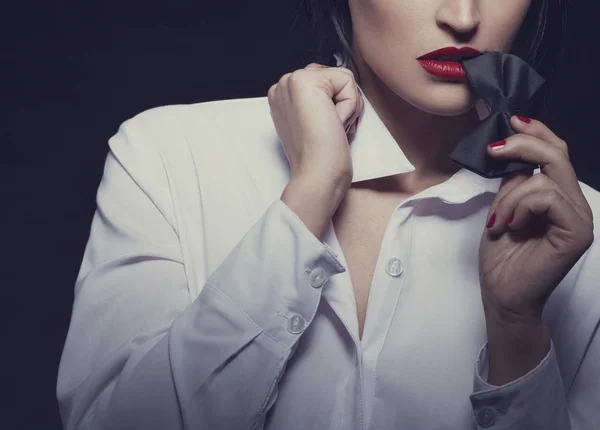 Сексуальная чувственная женщина кусает шаблон обложки смокинга книги — стоковое фото