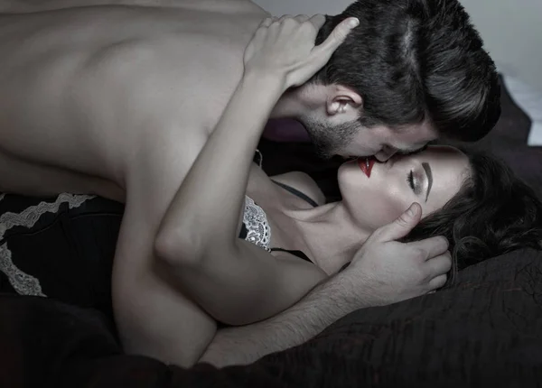 Pasionat cuplu sărutat în pat — Fotografie, imagine de stoc