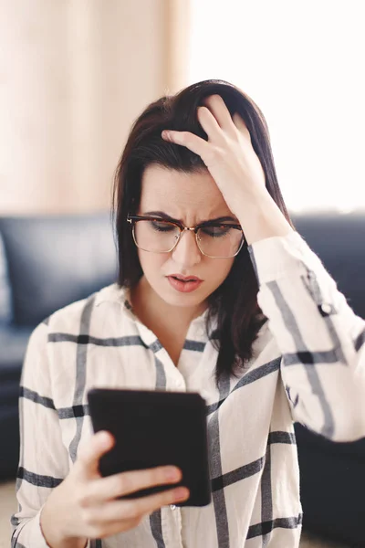Mujer leyendo malas noticias en la tableta — Foto de Stock